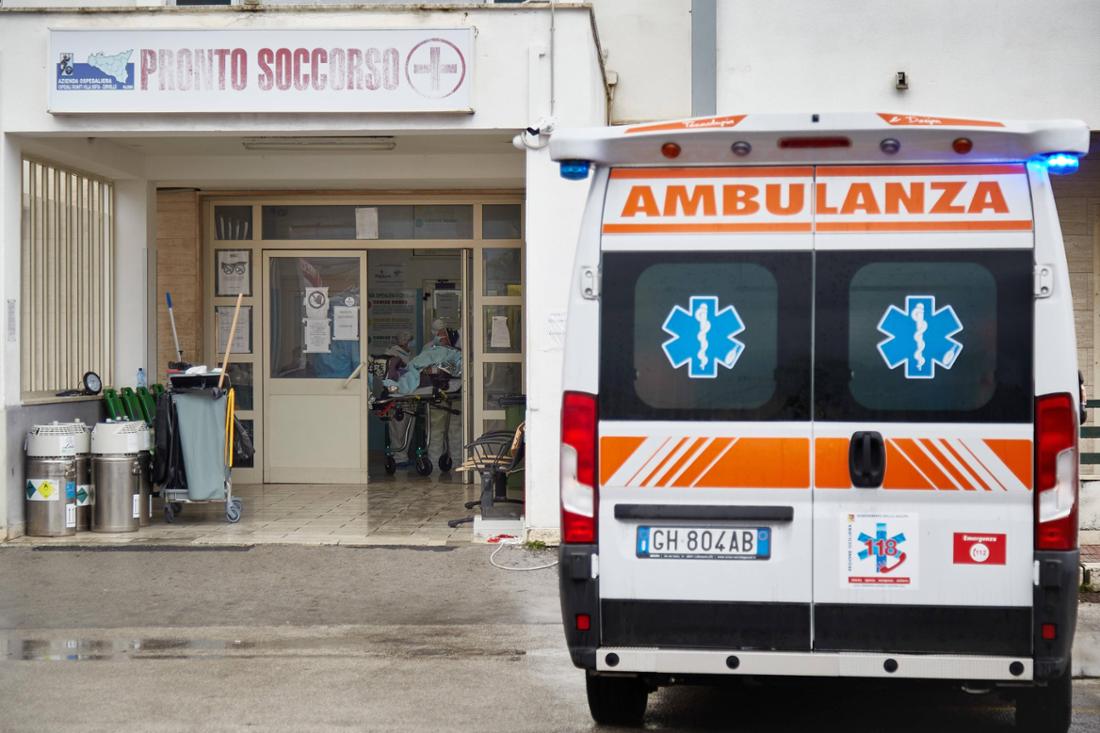 Ein Krankenwagen in der sizilianischen Stadt Palermo (Symbolbild).