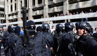 Maduro-Anhänger zeigen sich bewaffnet auf den Straßen