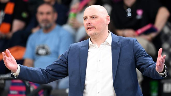 Basketball-Bundesliga: Rostock-Coach Przemyslaw Frasunkiewicz gestikuliert am Spielfeldrand. (Archivbild)