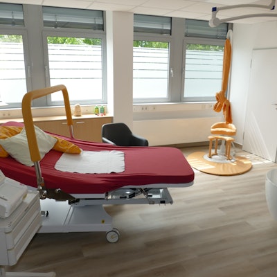 In zwei der Kreißsäle in Troisdorf-Sieglar stehen Geburtswannen bereit.