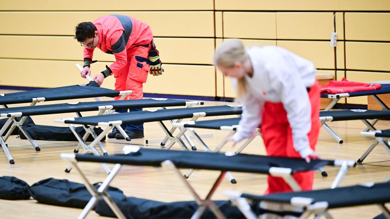 Notunterkünfte und Lichtmaste: Erste Nacht im Dunkeln: Stromausfall in Berlin dauert an