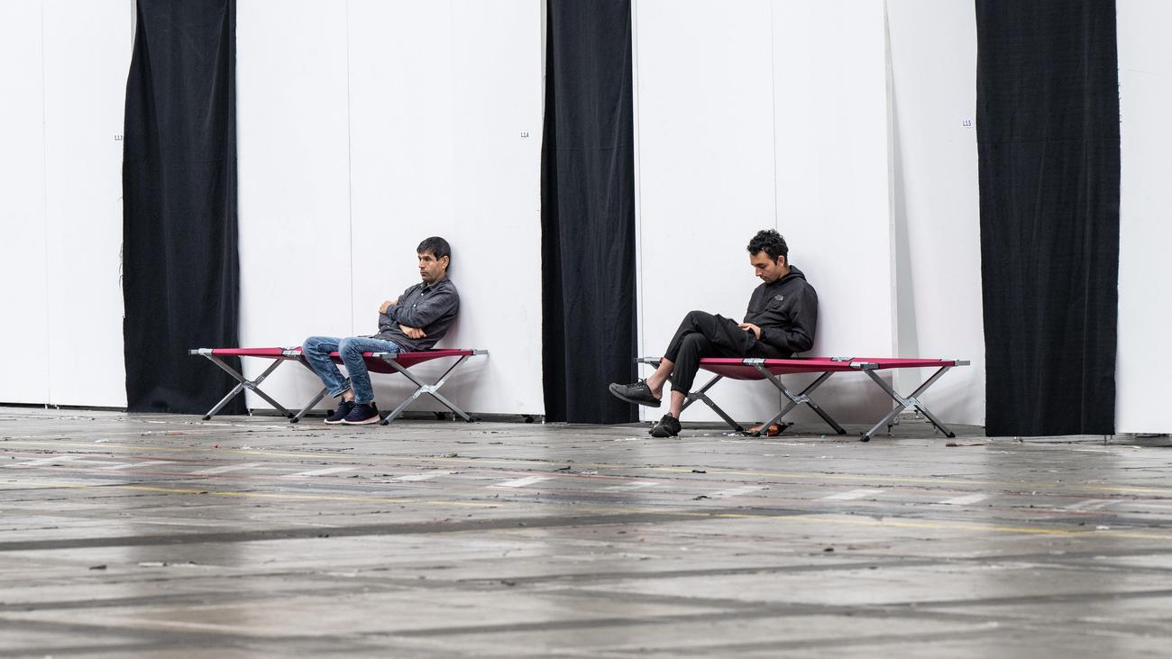 Asylpolitik: Zahl der Asylanträge sinkt um ein Drittel