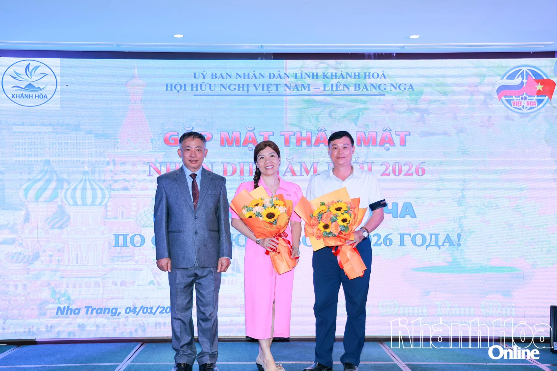 Die Verantwortlichen der Vietnamesisch-Russischen Freundschaftsgesellschaft der Provinz Khanh Hoa überreichten Blumen als Dank an Vertreter von Unternehmen, die in der vergangenen Zeit mit der Gesellschaft zusammengearbeitet haben.