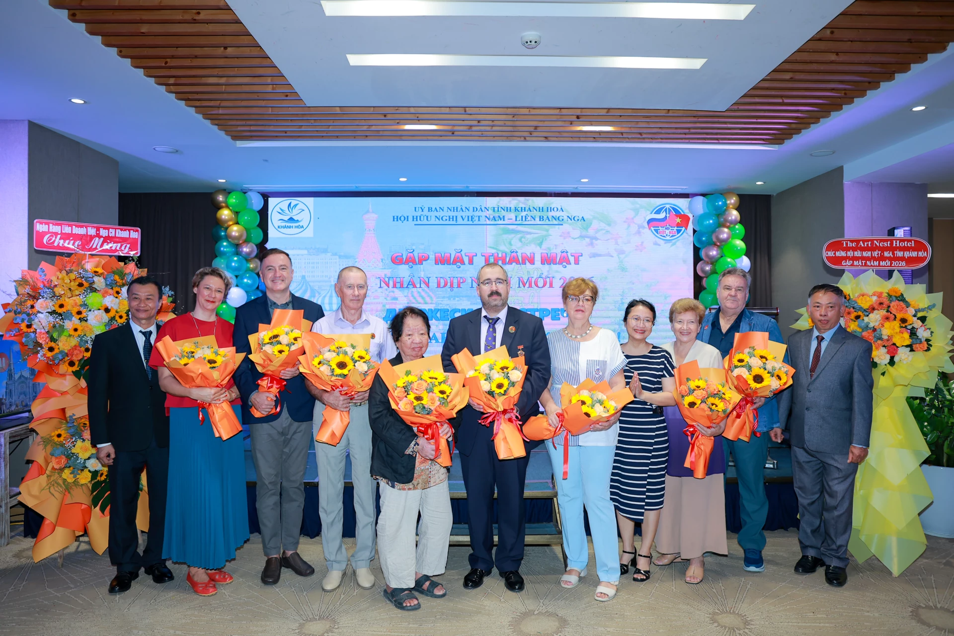 Herr Sadykov Timur überreichte zusammen mit führenden Vertretern des Verbandes der Freundschaftsorganisationen der Provinz Khanh Hoa und der Vietnamesisch-Russischen Freundschaftsgesellschaft der Provinz Khanh Hoa Blumen und übermittelte Neujahrsgrüße an russische Staatsbürger, die in der Provinz leben und arbeiten.