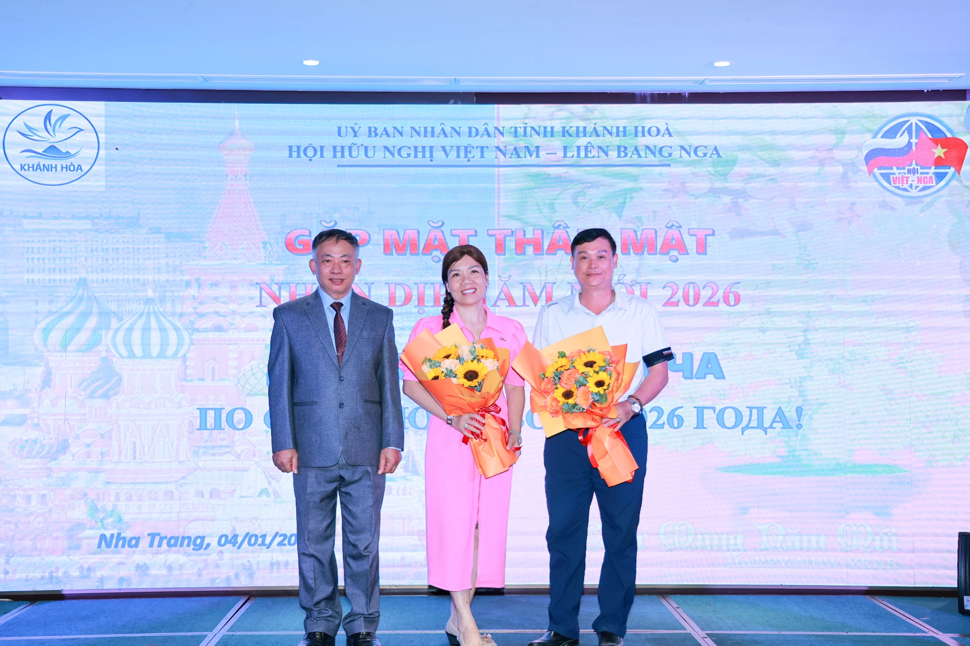 Die Verantwortlichen der Vietnamesisch-Russischen Freundschaftsgesellschaft der Provinz Khanh Hoa überreichten Blumen als Dank an Vertreter von Unternehmen, die in der vergangenen Zeit mit der Gesellschaft zusammengearbeitet haben.