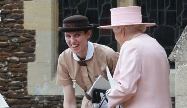 Prinz George spielt am Kinderwagen von Prinzessin Charlotte, während Königin Elizabeth II und Maria Teresa Turrion Borrallo zusehen