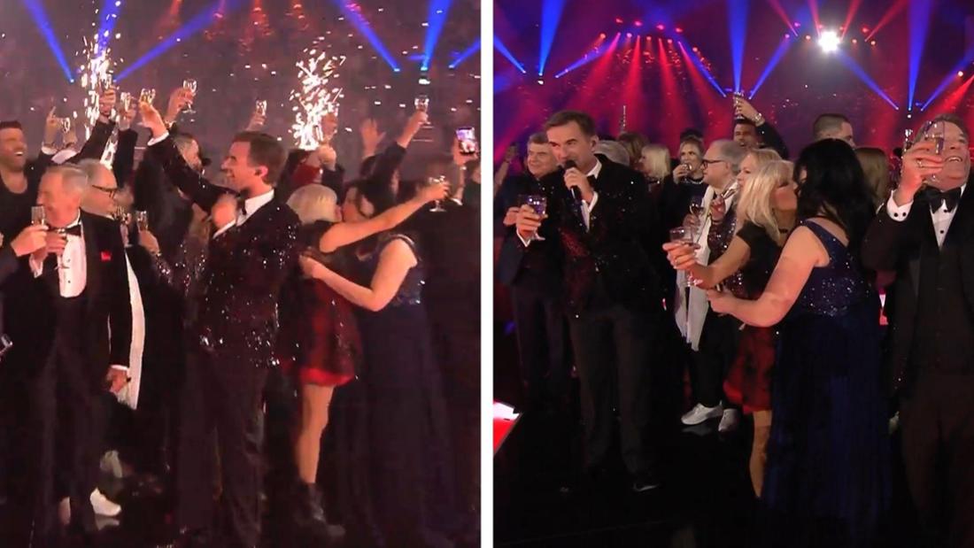 Samantha Fox küsst ihre Frau Linda Olsen Fox beim „Silvester-Schlagerbooom“.