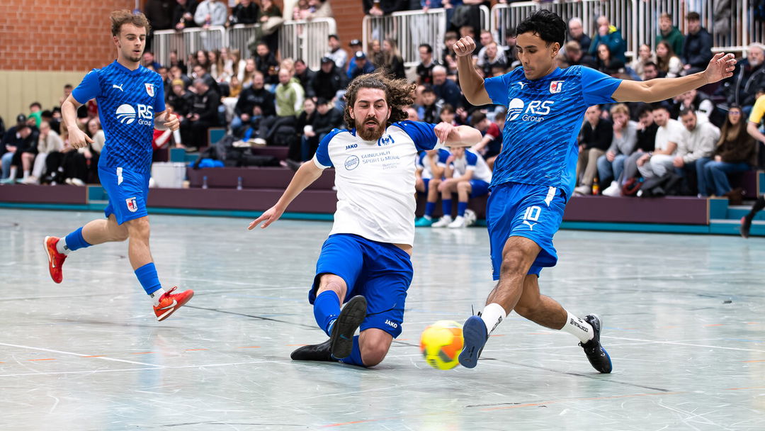 Elf Seniorenmannschaften kicken zum Jahresauftakt in der Halle