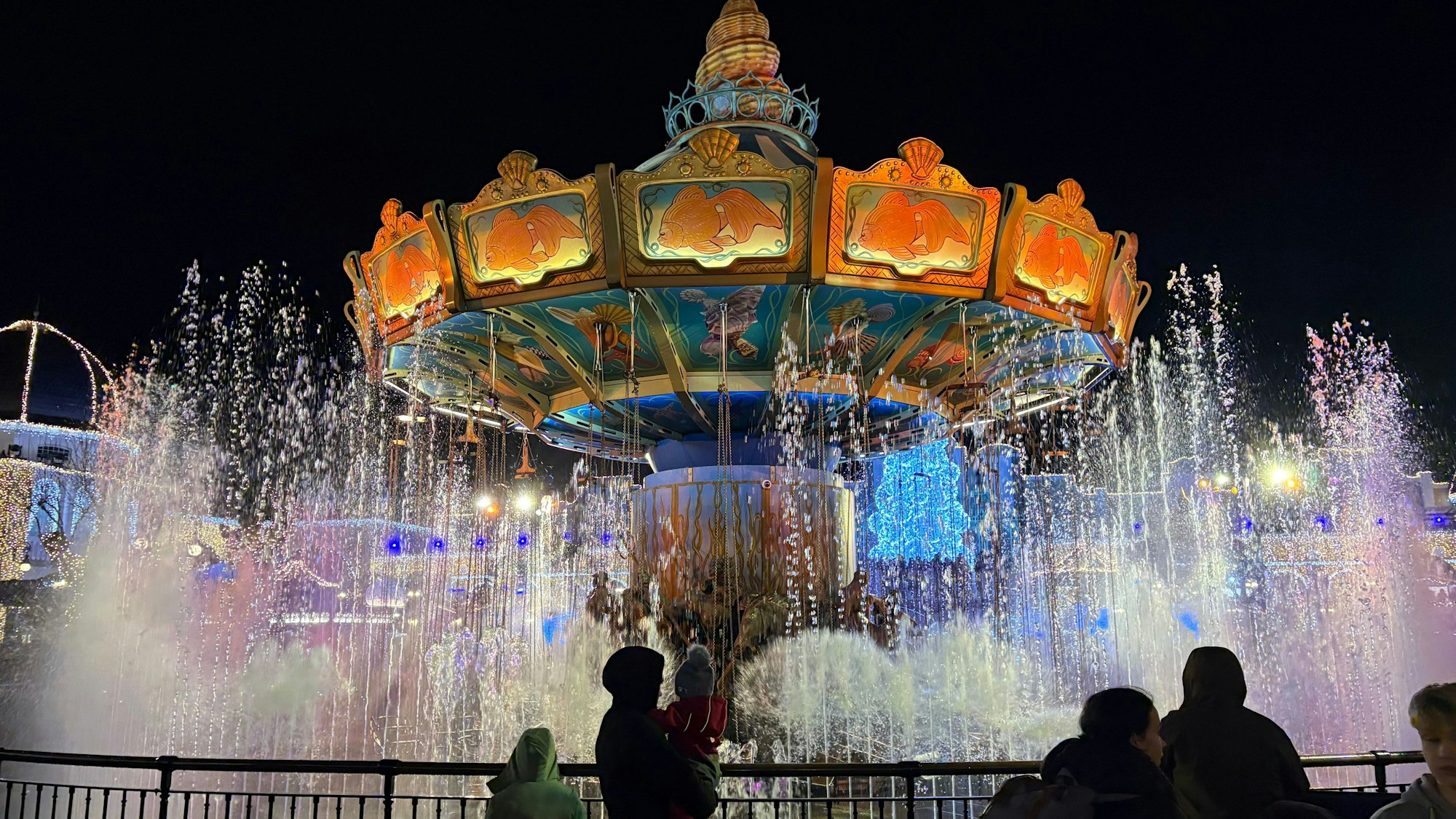 Viele leuchtende Lichter am Karussell beim Wintertraum im Phantasialand.