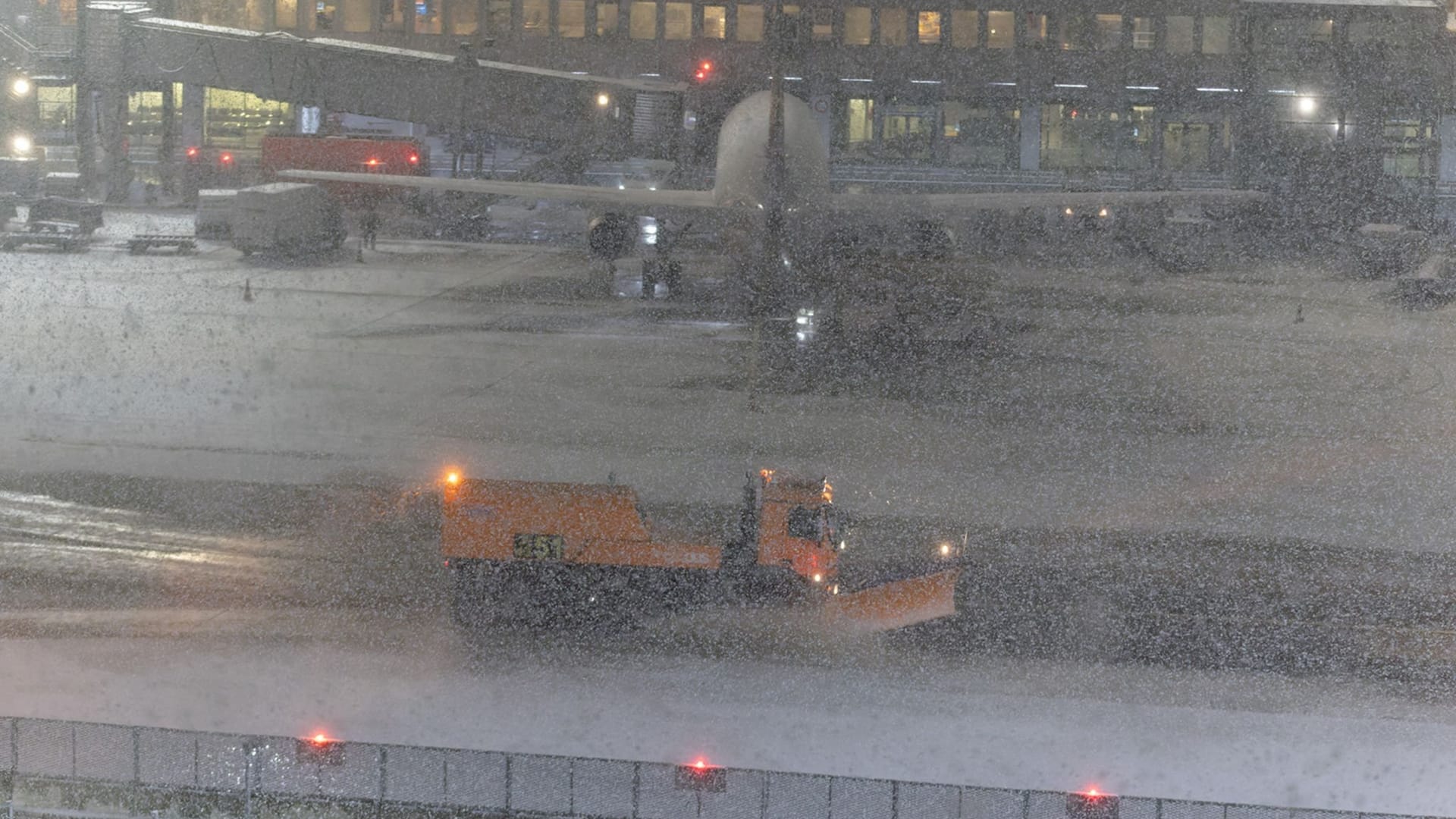 Winterwetter führt zu Verspätungen an Flughäfen - Düsseldorf