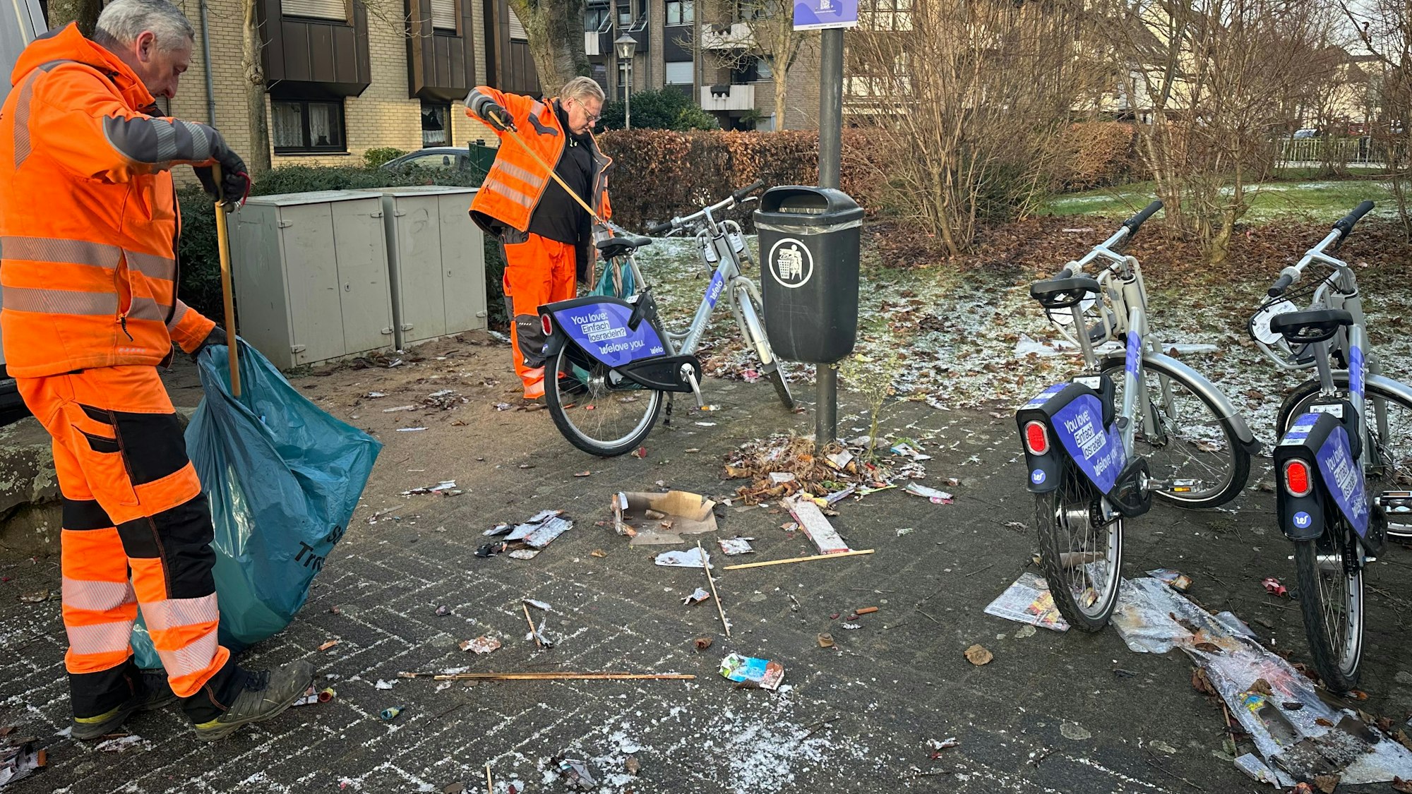 Am Europaplatz in Troisdorf werden die Knallerreste nach Silvester weggeräumt