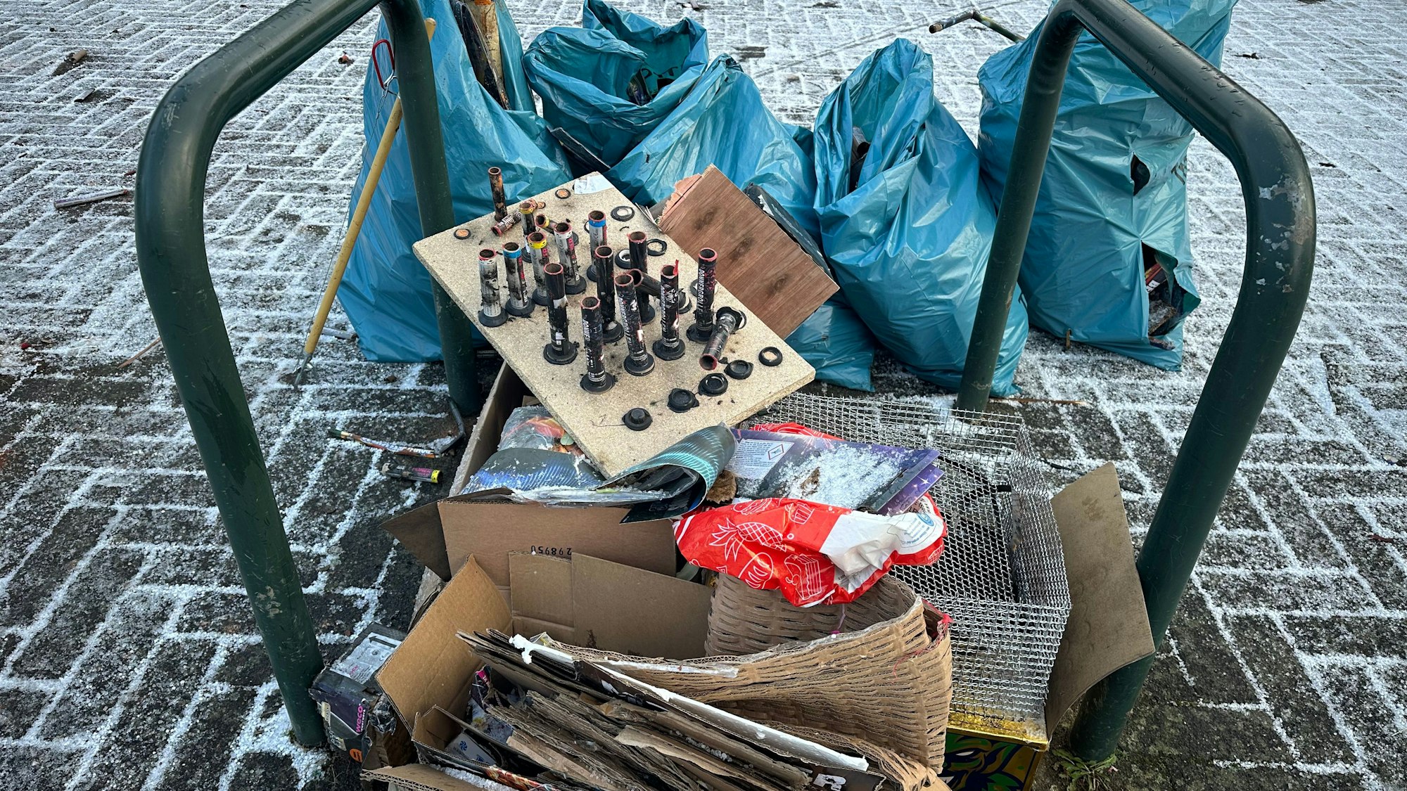 Nach einer halben Stunde sind fünf Müllsäcke gefüllt, dazu kommen noch die anderen Reste vom Europaplatz.