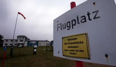 Pinnow: Drifter zerwühlen mit Autos das Flugplatz-Gelände
