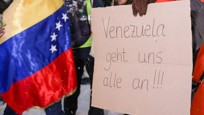 Düsseldorf: Teilnehmer demonstrieren am Samstag in Hamburg nach den US-Angriffen auf Venezuela. In Düsseldorf haben am Sonntag mehr als 200 Menschen gegen den Angriff der USA auf Venezuela protestiert.