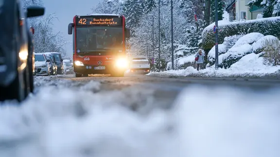 Ein Bus der Kieler Verkehrsgesellschaft (KVG) fährt durchs winterliche Kiel. 