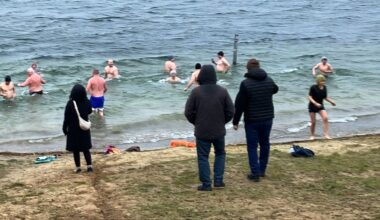 15 Menschen wagen sich in den eiskalten See, darunter ist auch ein Promi