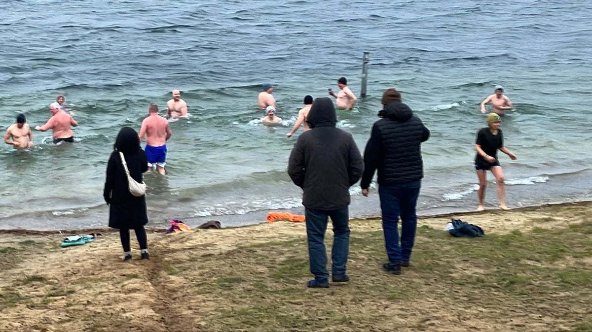 15 Menschen wagen sich in den eiskalten See, darunter ist auch ein Promi