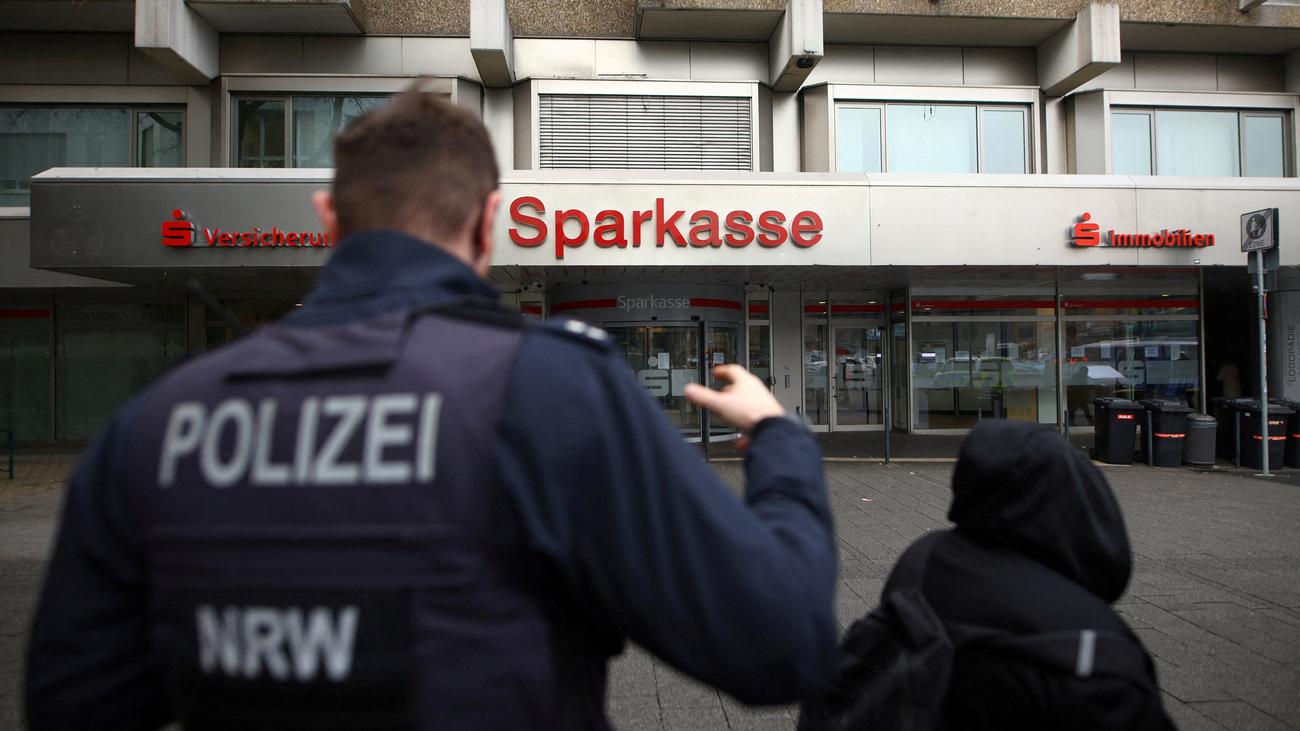 Gelsenkirchen: Ermittler finden Autokennzeichen nach Einbruch in Sparkassentresor