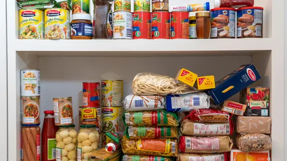 Ein Regal mit haltbaren Lebensmitteln wie Nudeln und Gemüsekonserven. | picture-alliance, Jochen Tack Ein Regal mit haltbaren Lebensmitteln wie Nudeln und Gemüsekonserven.