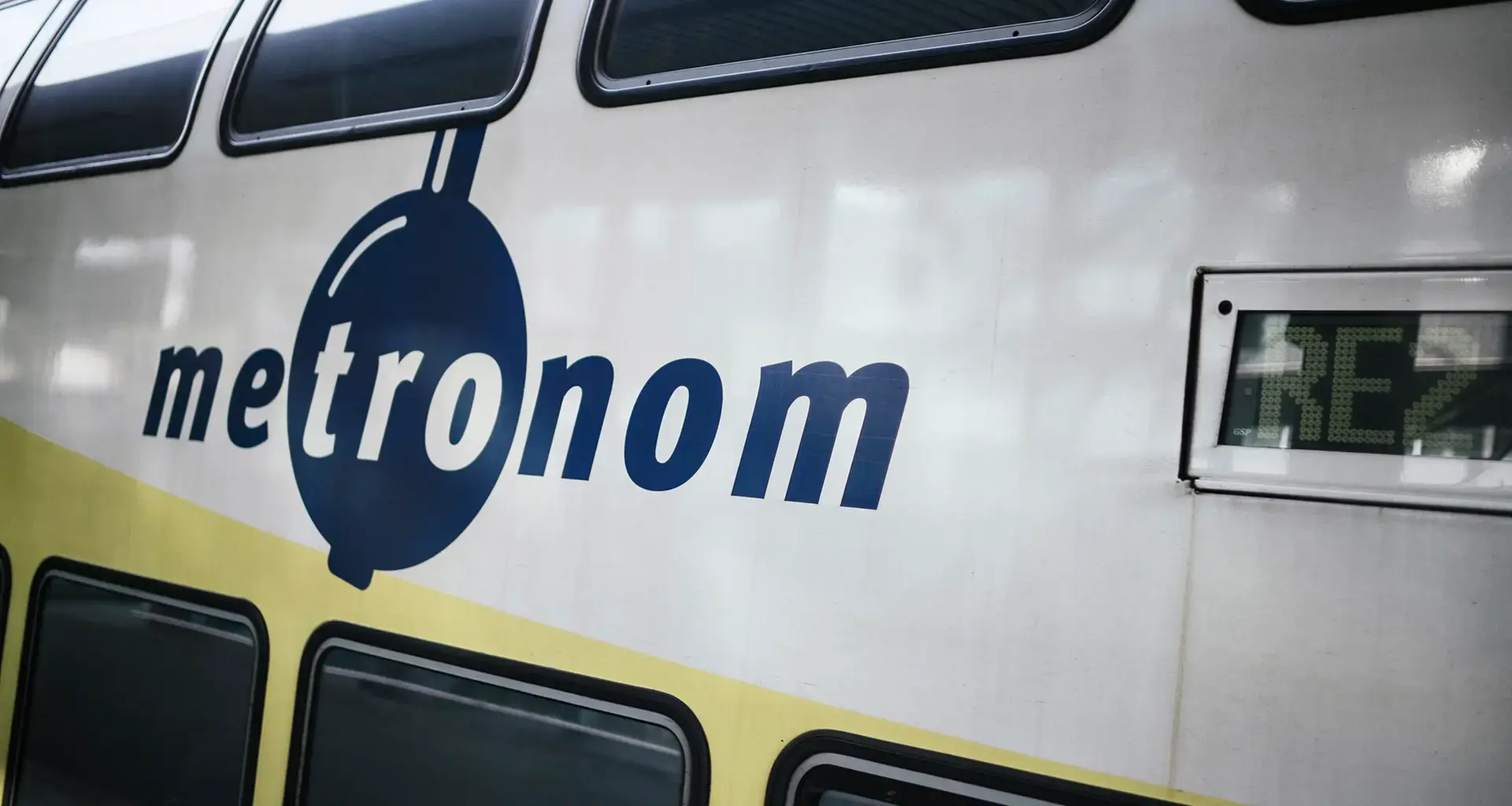 Frau stürzt aus Zug und verklagt Metronom auf Schmerzensgeld