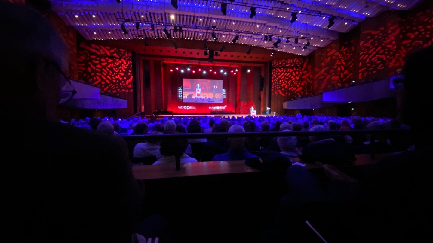 Mannheim: Urkunde für Taxifahrer, der Amokfahrer gestoppt hat