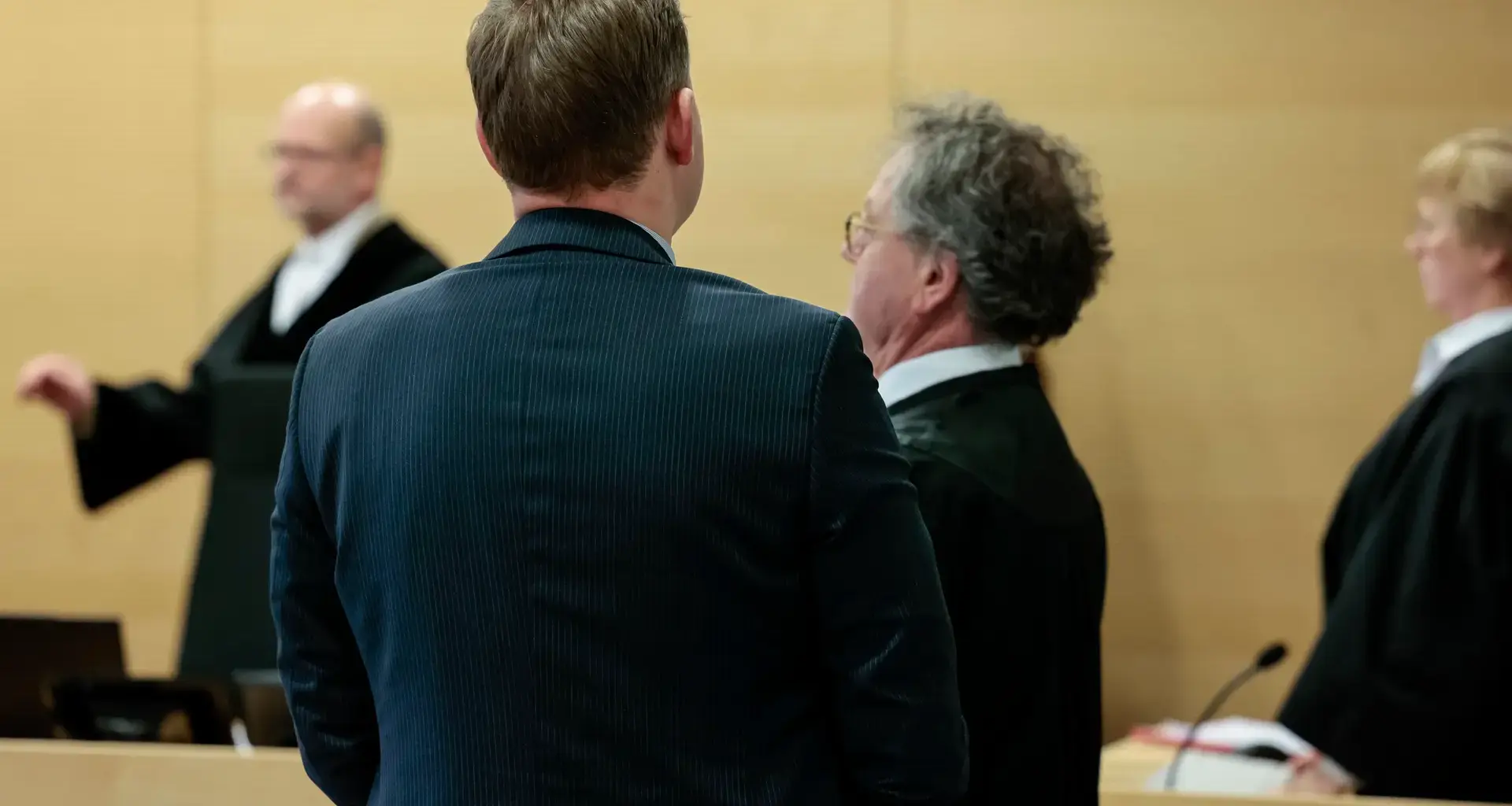 "Hose näher als Hirn": Richter wegen sexueller Belästigung verurteilt