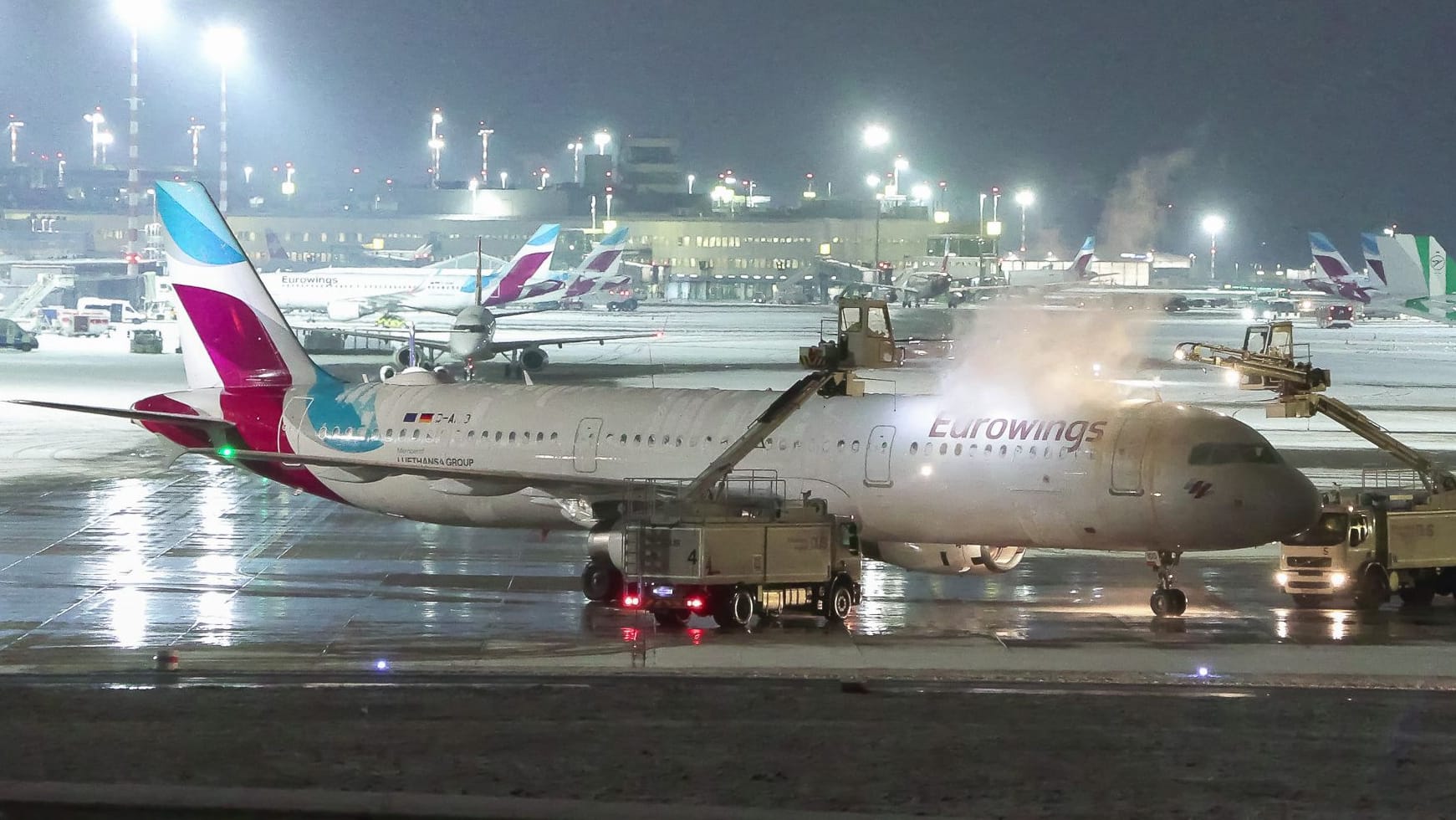 Winterdienst nach Schneefall im Dauereinsatz - Zahlreiche Flugze