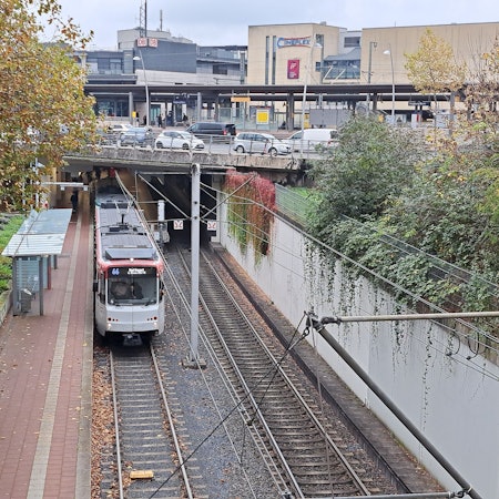 Die Stadtbahnlinie 66 hat bei der Ein- und Ausfahrt in den Siegburger Bahnhof ein eigenes, unabhängiges Gleis.