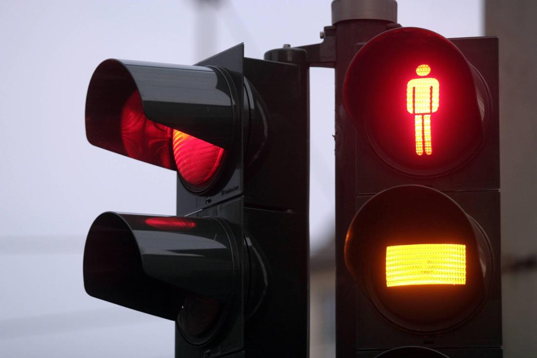 Fußgängerampel in Düsseldorf mit Gelb-Phase