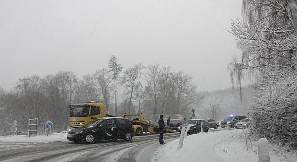 Auf der Osningstraße in Bielefeld fuhr sich am Samstag ein Auto fest. Der Verkehr staute sich. - © Paul Brinkmann