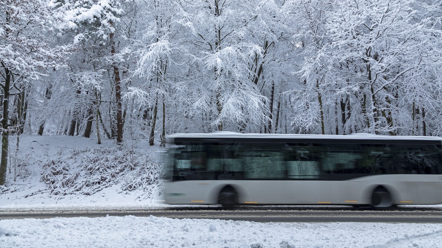 Winterwetter im nördlichen Rheinland-Pfalz behindert Busverkehr