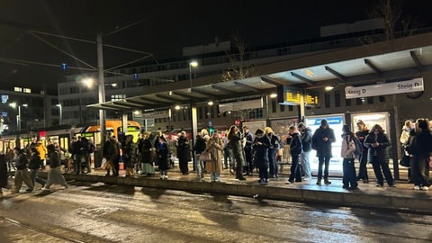 Reisende warten auf ihre Bahn in Heidelberg