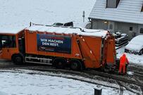 Die Müllabfuhr funktioniert auch bei Eis und Schnee, hier in Alsdorf.