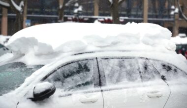 Mainzer Polizei schaufelt Schnee von Autodächern