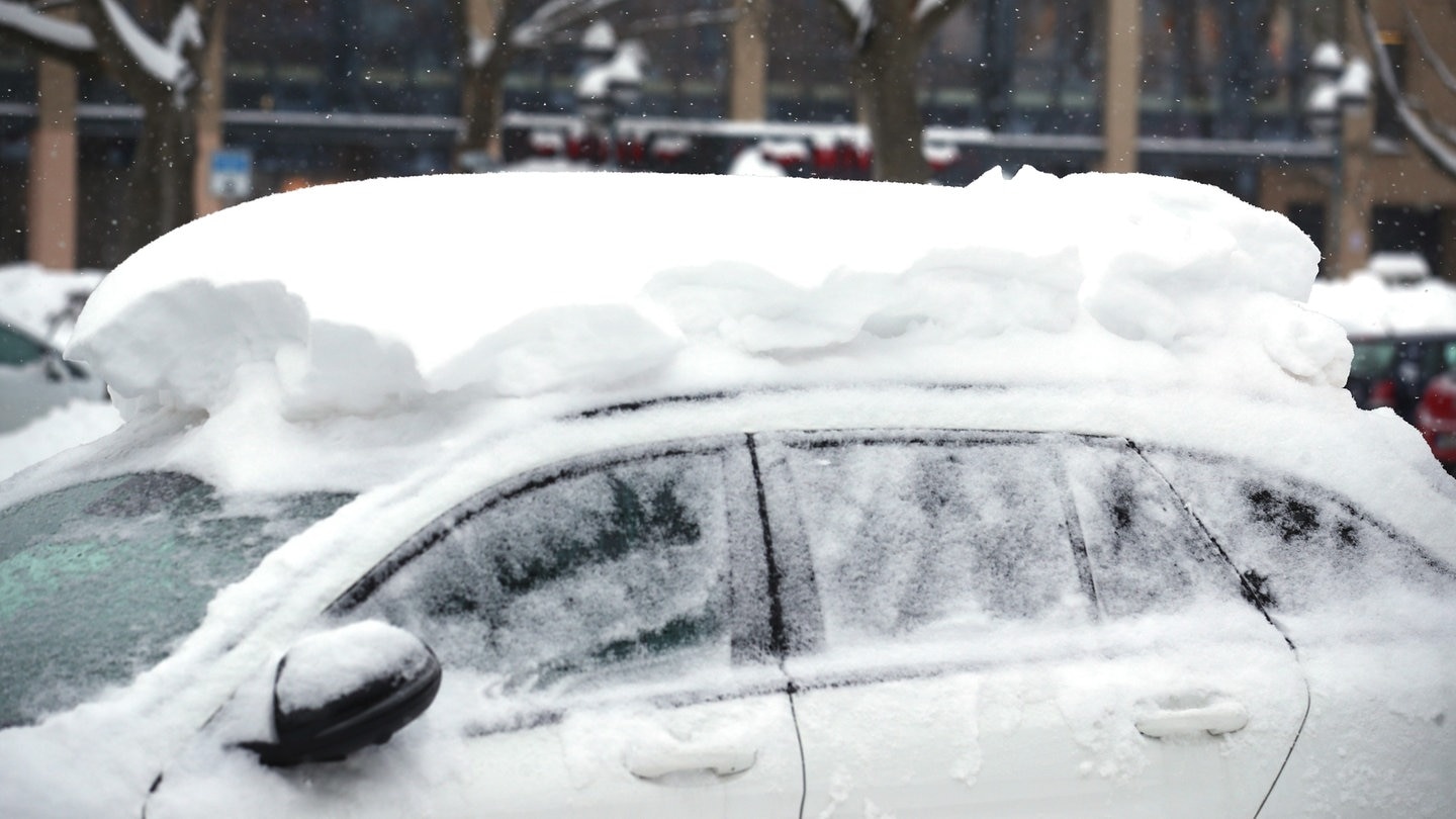 Mainzer Polizei schaufelt Schnee von Autodächern