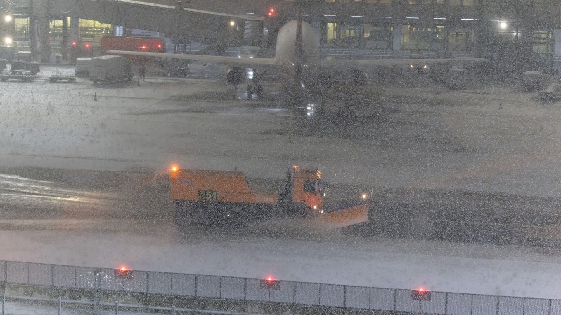 Winterwetter führt zu Verspätungen an Flughäfen - Düsseldorf