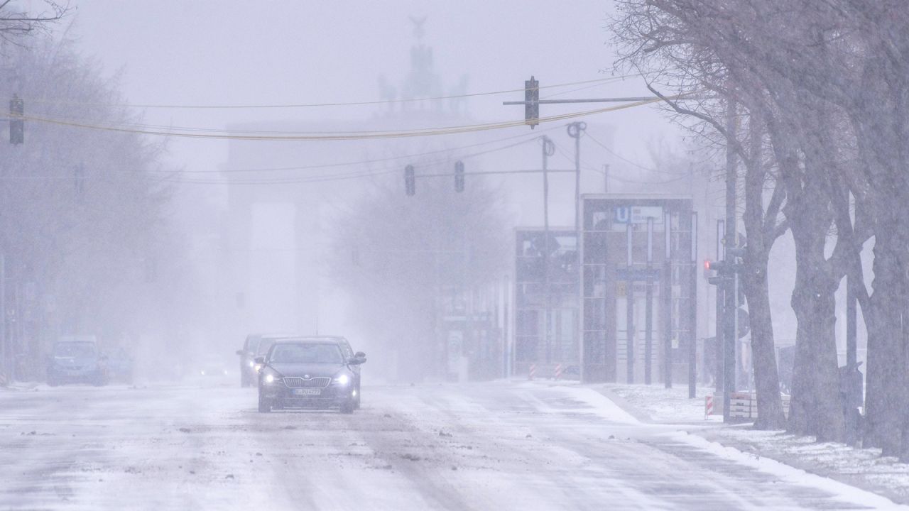 +++ Wetterdienst warnt vor starkem Schneefall +++ Schüler können zuhause bleiben +++ - rbb24.de