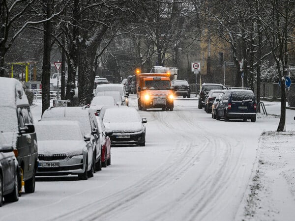 Der Winterdienst der Berliner Stadtreinigung ist nach Schneefall unterwegs. +++ dpa-Bildfunk +++