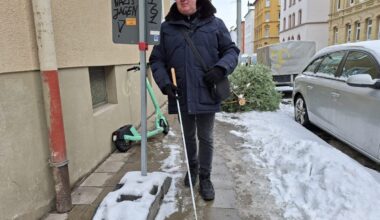 Aytekin aus Braunschweig ist blind und in der verschneiten Nu&szlig;bergstra0e unterwegs. Gar nicht so einfach...