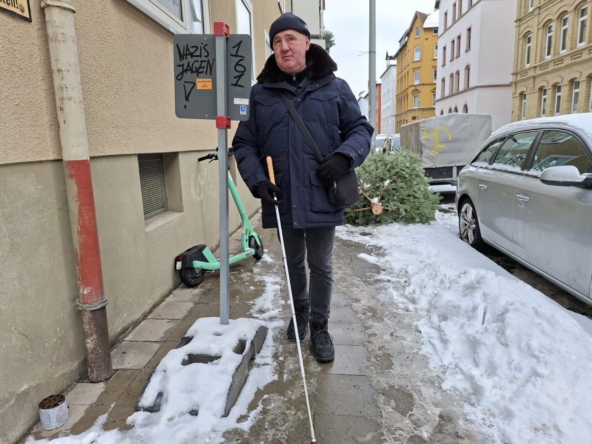 Aytekin aus Braunschweig ist blind und in der verschneiten Nu&szlig;bergstra0e unterwegs. Gar nicht so einfach...