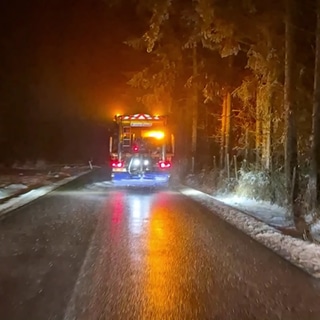 Wie hier bei Hermeskeil hat am Donnerstag Eisregen in Rheinland-Pfalz eingesetzt. Für Autofahrer und Fußgänger wird es nun gefährlich. Die Streufahrzeuge sind im Einsatz.