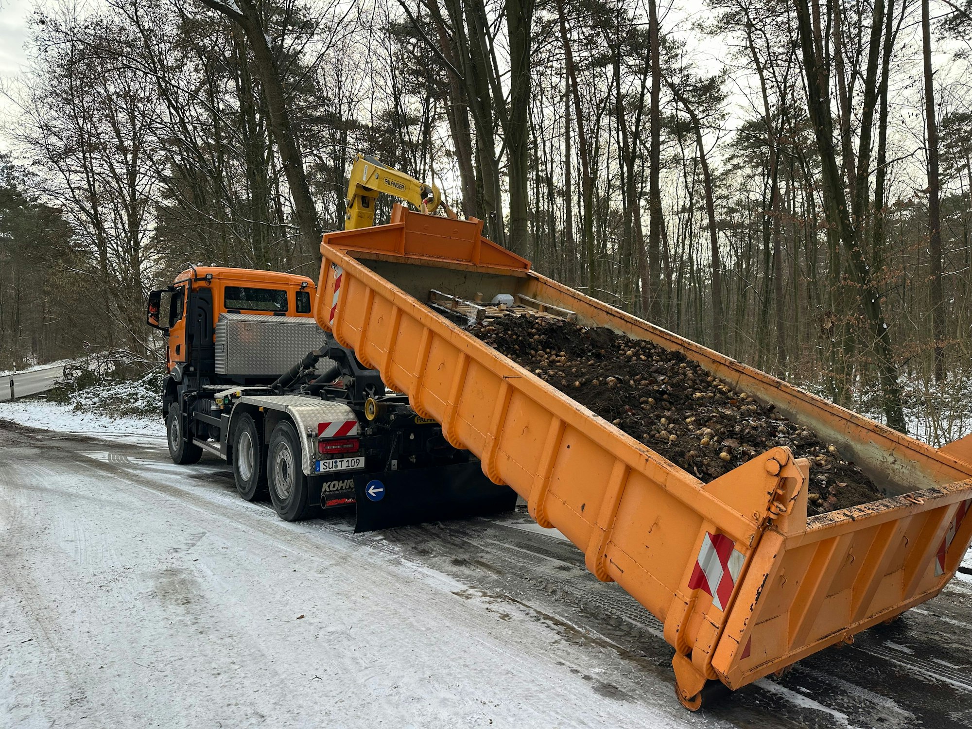 Die illegal abgekippten Kartoffeln am Mauspfad in Troisdorf wurden von der Stadt abgeholt und zur Mülldeponie nach Sankt Augustin-Niederpleis gebracht.