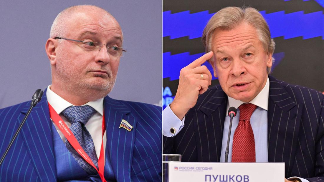 Andrei Klischas sitzt hinter einem Mikrofon, Alexei Puschkow sitzt hinter einem Mikrofon und gestikuliert