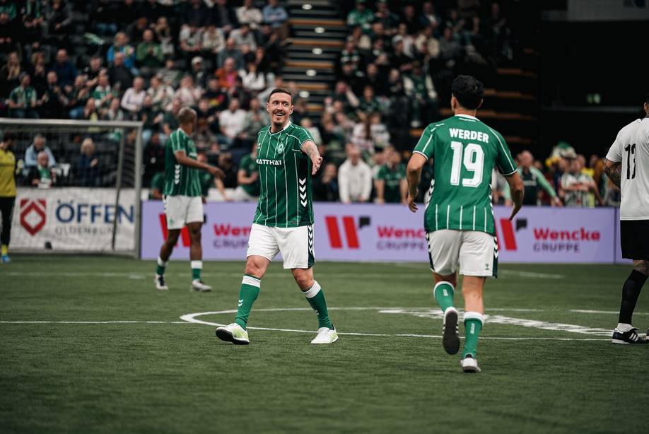 Max Kruse lächelt und klatscht mit Mehmet Ekici ab.