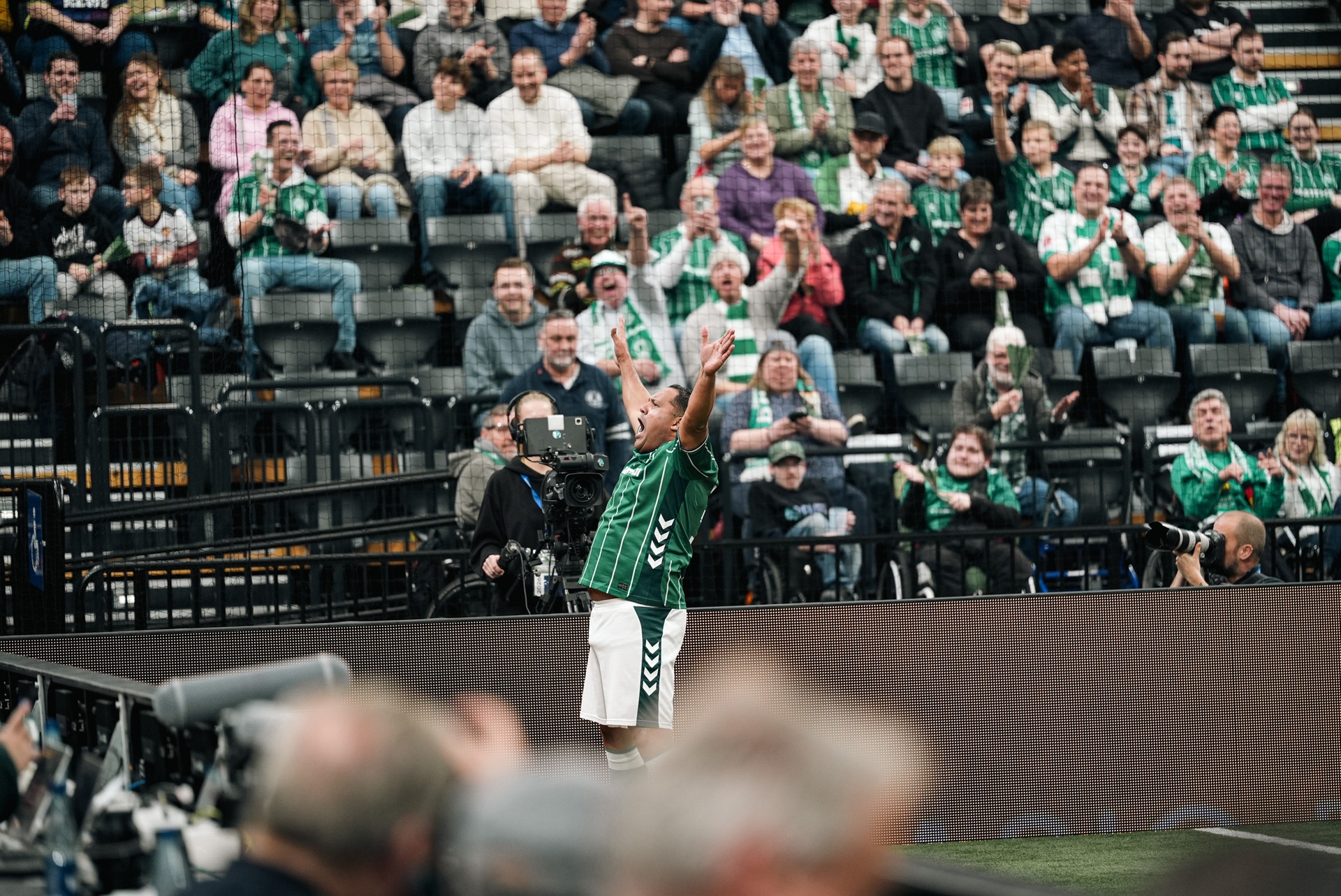 Ailton jubelt vor den Fans in der Halle vor den Fans.