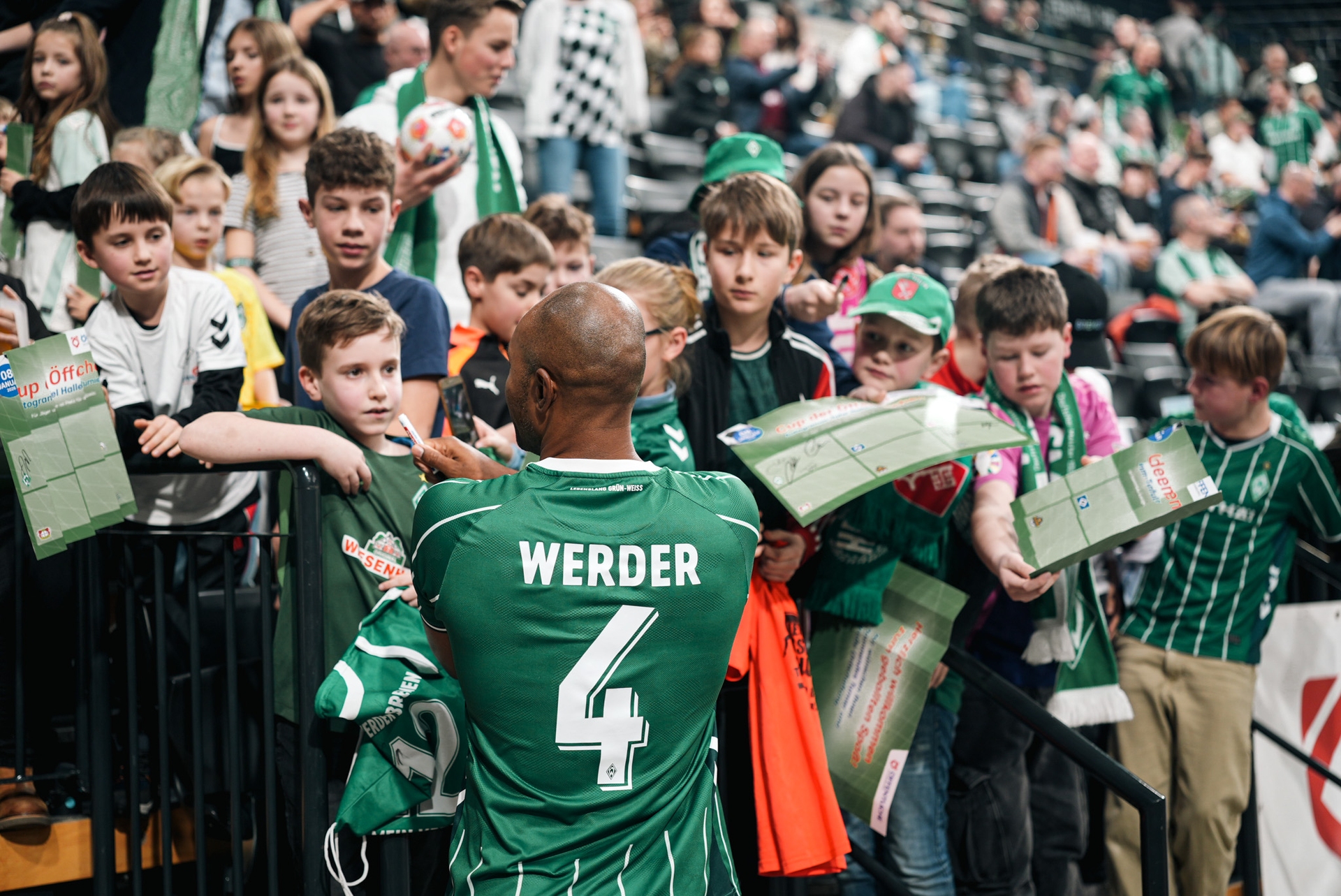 Naldo erfüllt zahlreiche Autogrammwünsche der Werder-Fans.