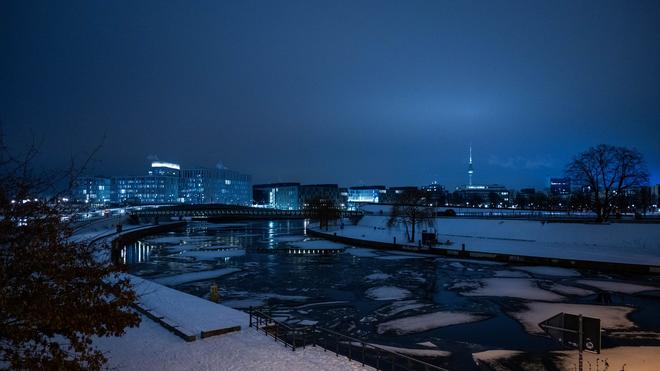 Schneefall und kräftiger Wind: In den kommenden Tagen soll es in Berlin und Brandenburg recht kalt werden.