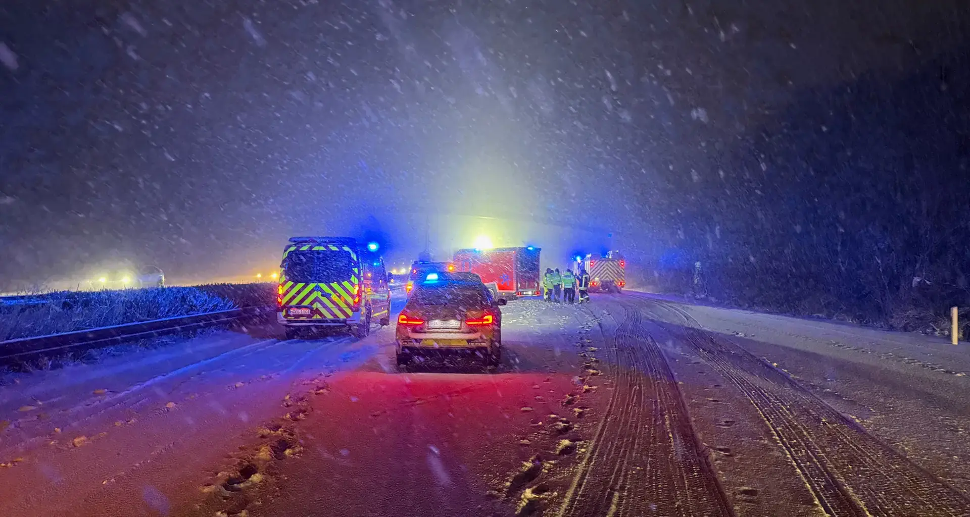 Glätte und Schnee in Niedersachsen: OPs verschoben, Verkehr gestört