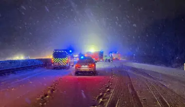 Glätte und Schnee in Niedersachsen: OPs verschoben, Verkehr gestört