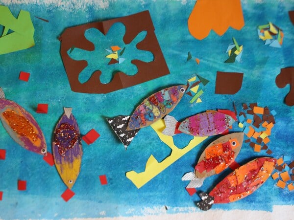 Kinder malen Bilder von berühmten Künstlern in Friedrichshain.